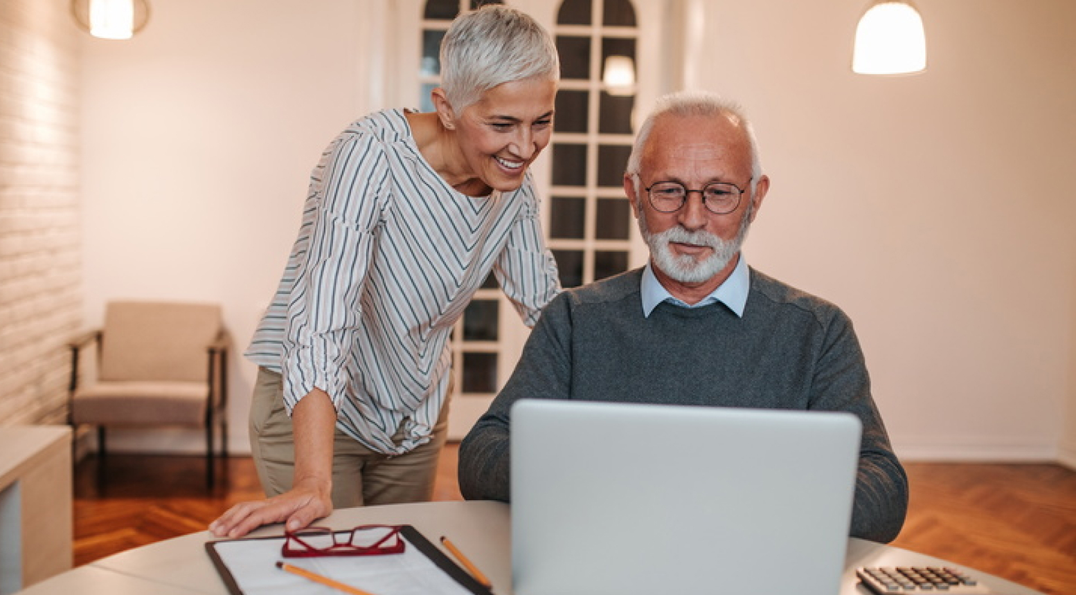 personnes qui regardent un ordinateur 