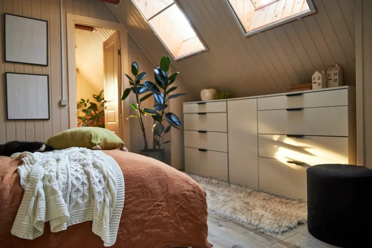chambre moderne dans les combles aménagés 