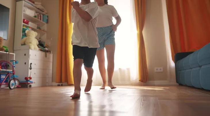 enfants qui courent pieds nus dans la maison