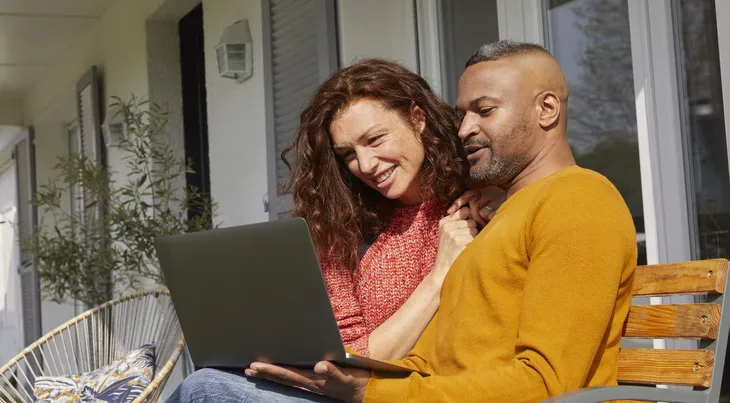 couple devant ordinateur