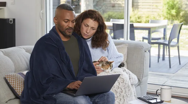 couple qui regarde ordinateur