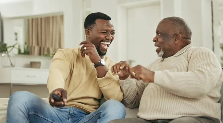 hommes qui sourient sur le canape