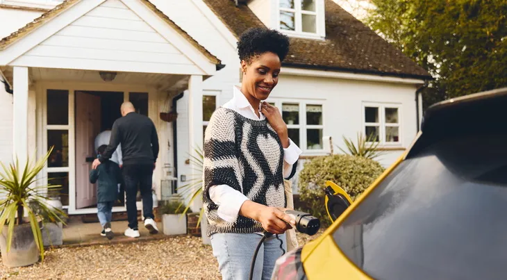 femme charge voiture electrique