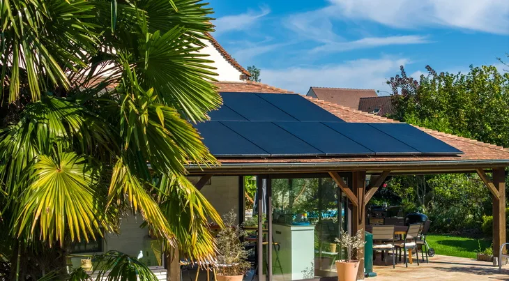 panneaux solaires toit maison