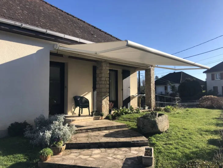 maison confort d'été avec store 