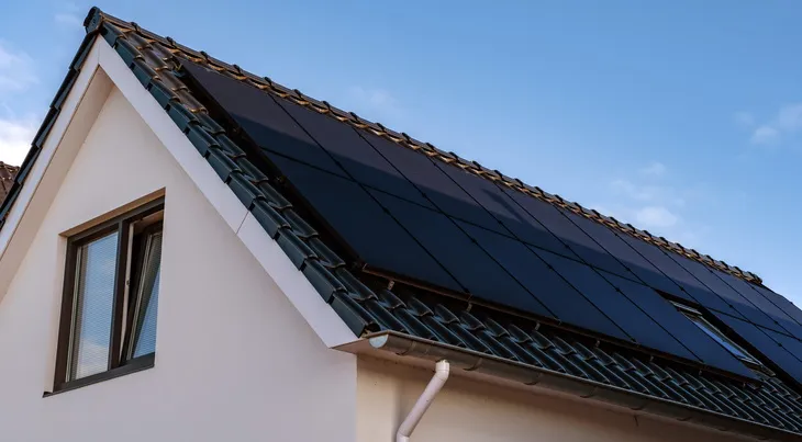 panneaux solaires toit maison