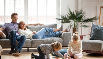 Famille de quatre personnes dans un salon
