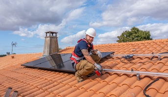 Artisan installe panneaux solaires hybrides