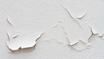 mur craquelé par l'humidité