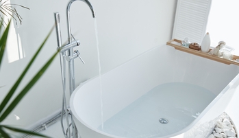 Robinet remplit baignoire dans salle de bain