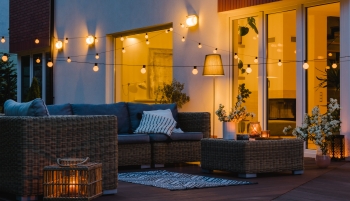 Terrasse d'une maison éclairée 