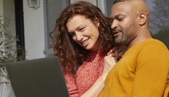 couple avec ordinateur