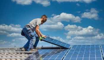 Pose d'un panneau solaire sur toiture