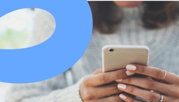 femme sur son téléphone