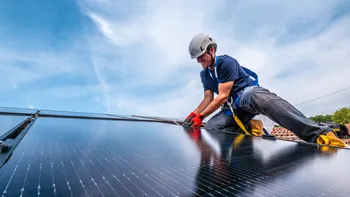 Artisan installe des panneaux solaires