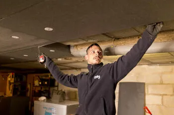 Artisan isole les sols d'un logement