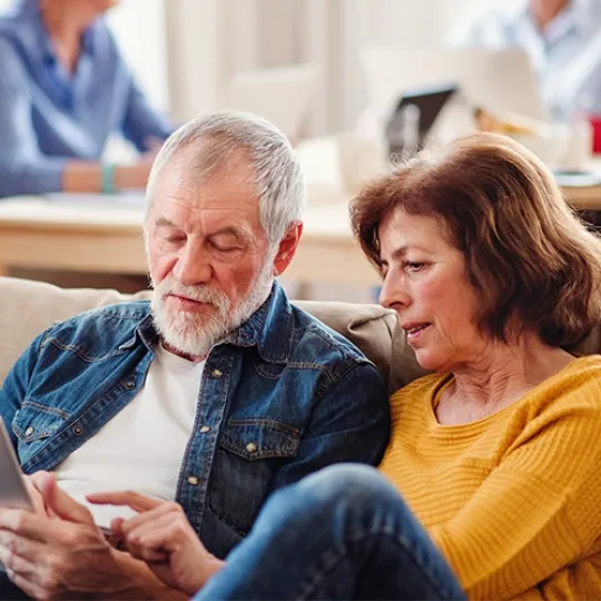 Couple regardant une tablette