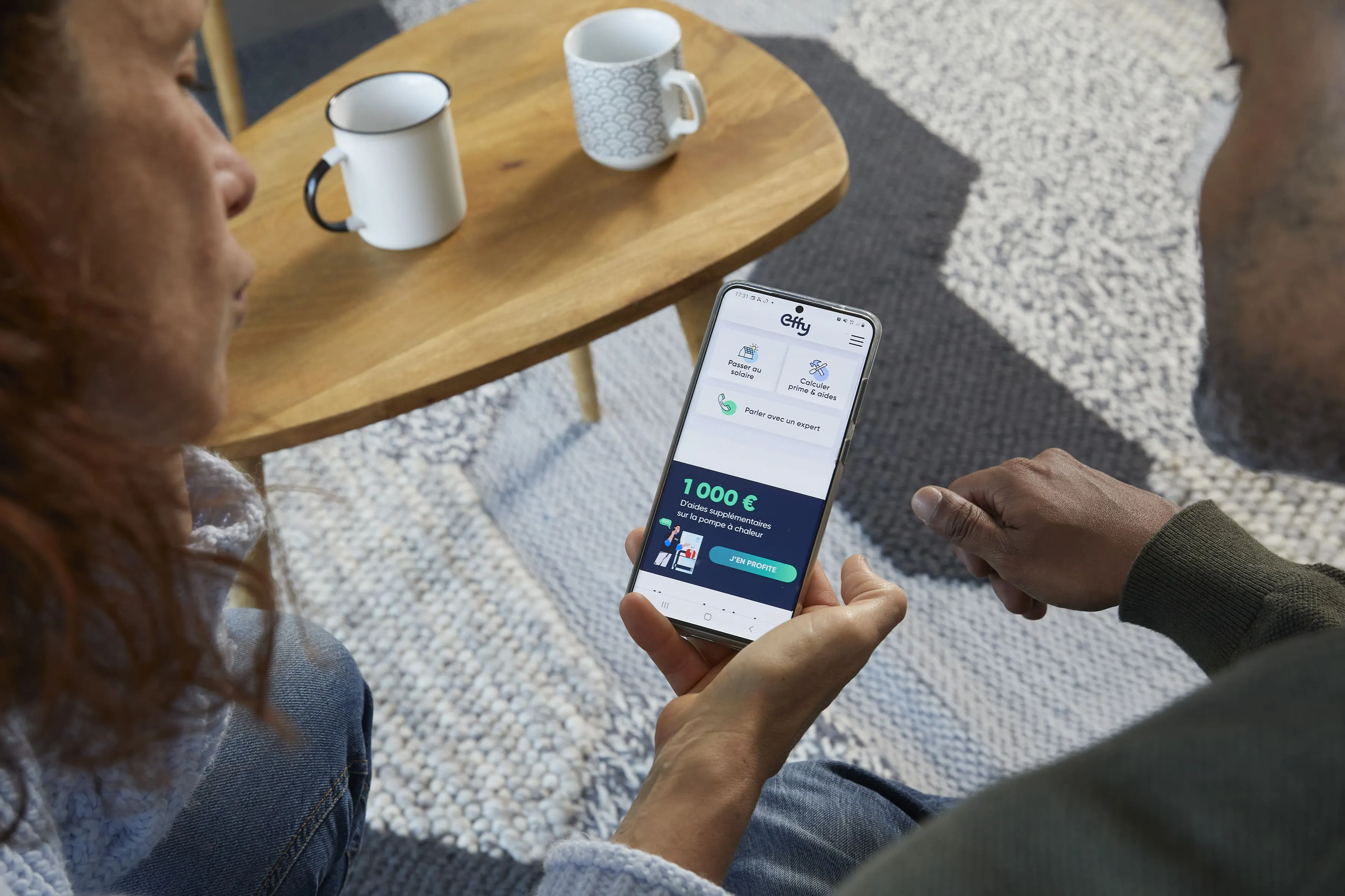 Un couple consulte les aides disponibles pour rénover leur maison