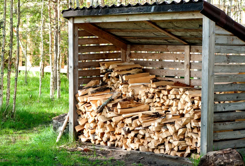 Réserve de bois pour une chaudière à bois