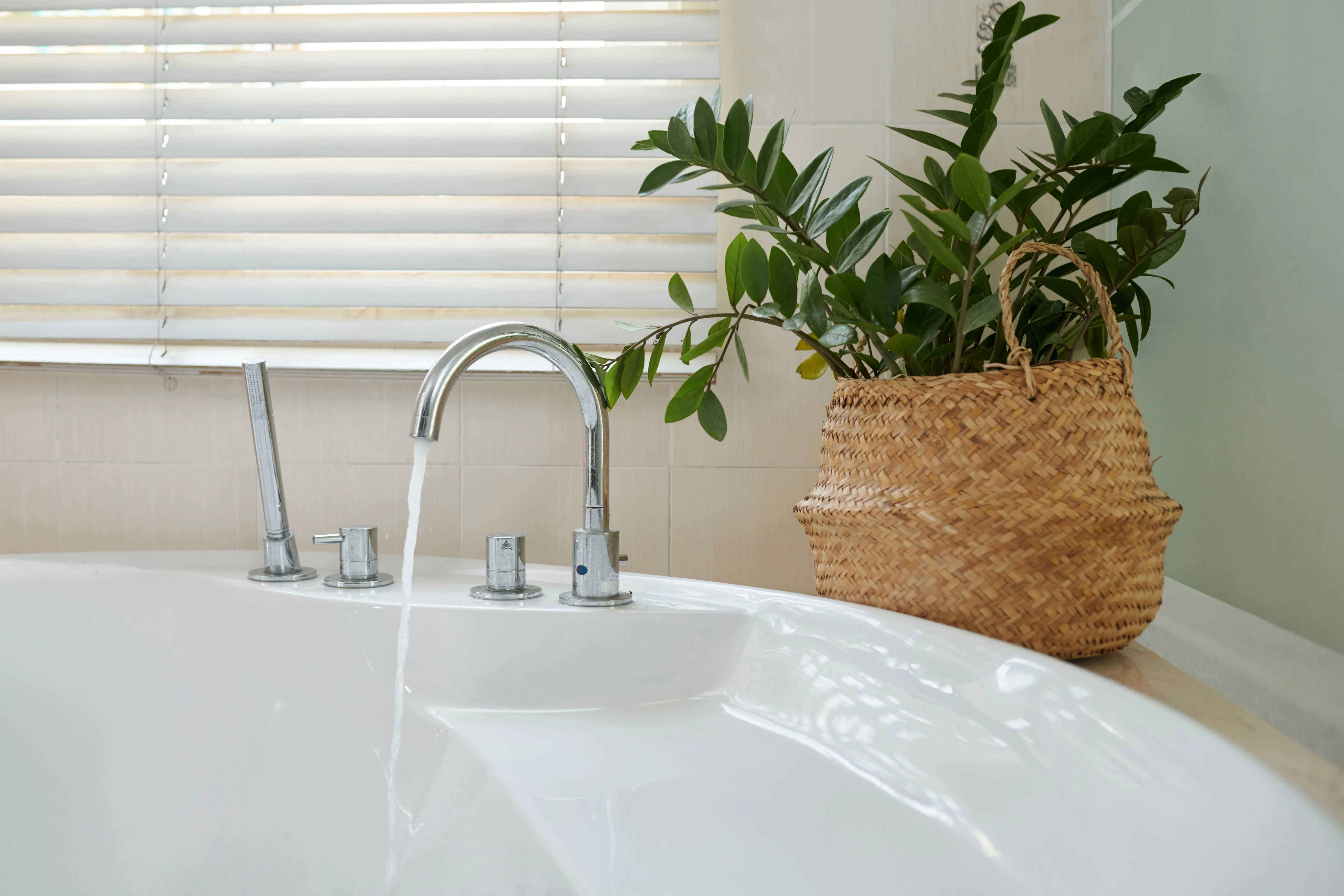 Eau dans la baignoire de la salle de bain