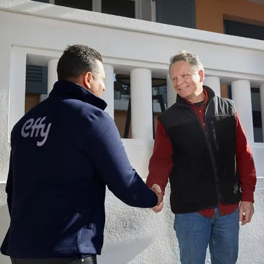 artisan et client qui se serrent la main