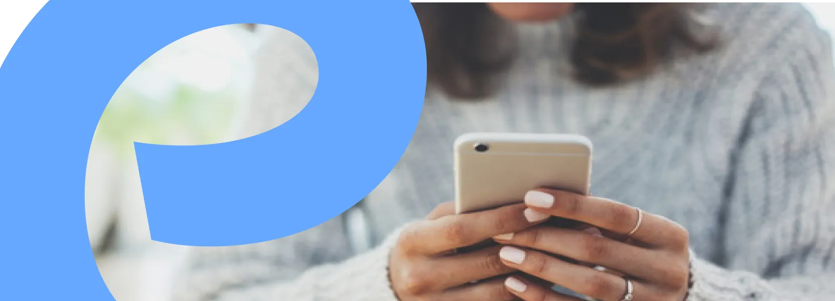 femme sur son téléphone