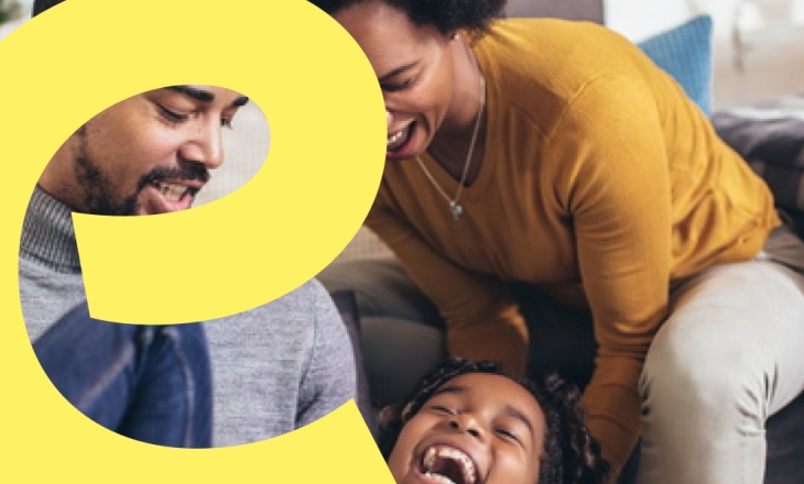 famille qui rigole dans le salon
